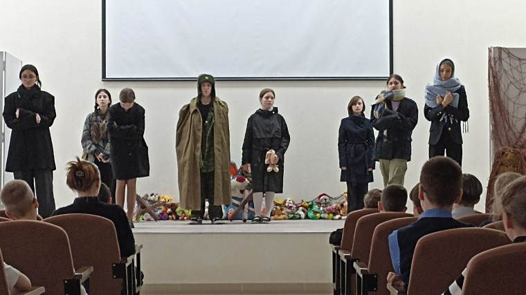 Школьный театр представил премьеру о жизни подростков во время войны.